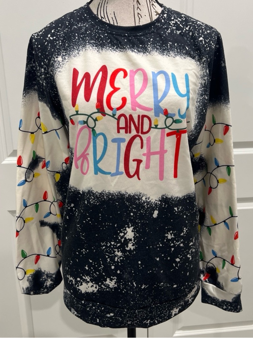 Merry & Bright Holiday Crewneck Pullover, size M